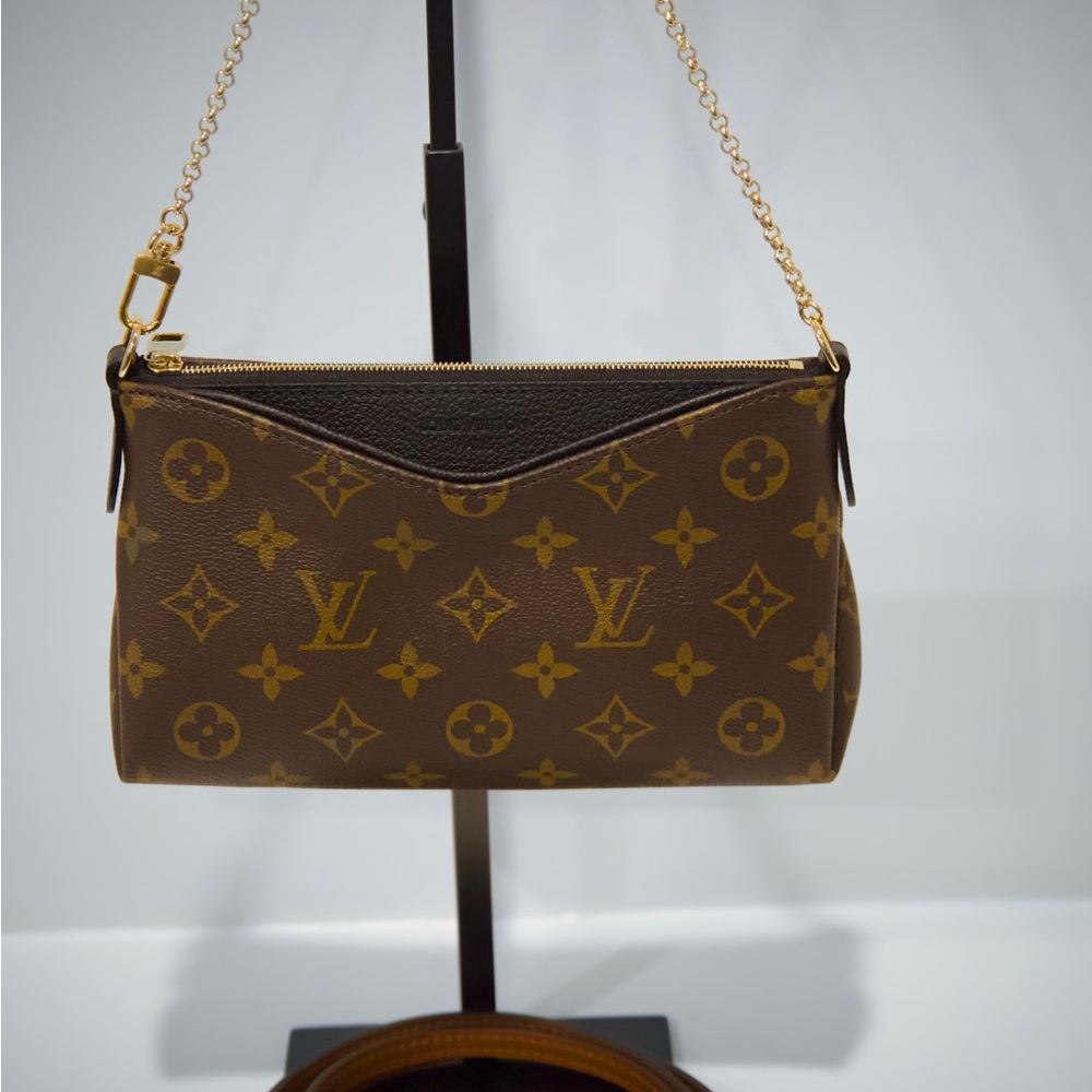 LOUIS VUITTON MONOGRAM SHOULDER POUCH
